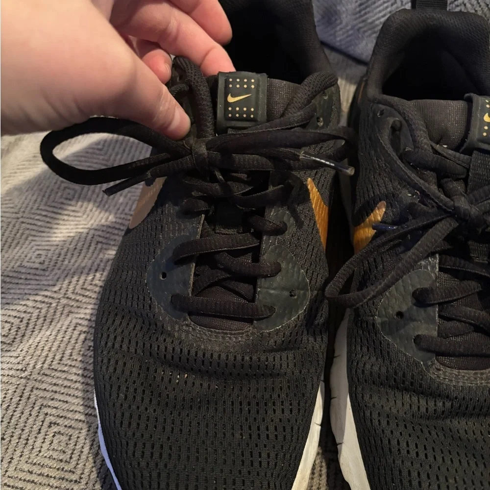 Nike Black and gold Women's Sneakers shoes 8.5 running A00501